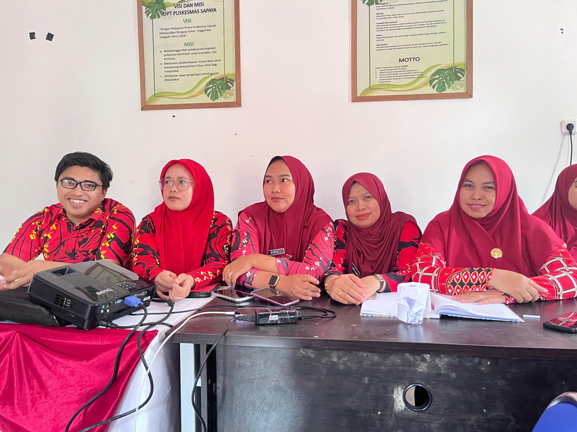 Staf di ruang visi misi